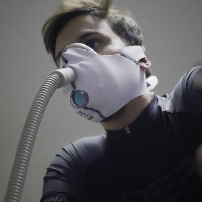 Po dobu tréninku máte nasazenou dýchací masku